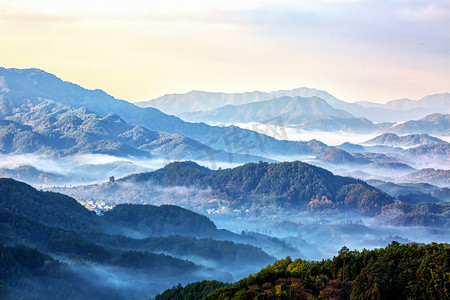 秋天树木山峰和房屋的照片