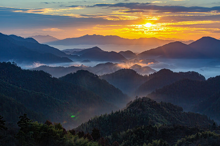 照片展示墙设计摄影照片_秋天太阳云海和山峰的照片