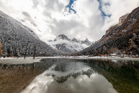 毕棚沟红山湖风景区摄影图