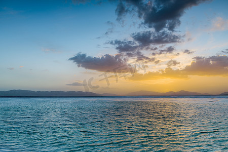 青海海西翡翠湖日落摄影图