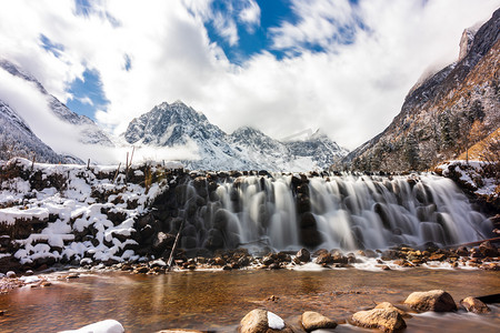 毕棚沟清泉湖水风景区摄影图