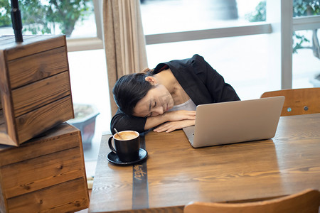 职场白领周未咖啡馆加班累睡着商务人像图