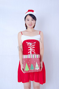 室内白背景红色圣诞服美女人像高清摄影图