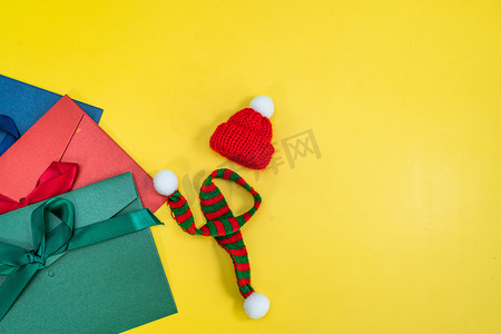 黄色背景上的信封和圣诞帽