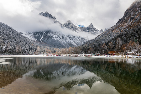 毕棚沟红山湖风景区摄影图