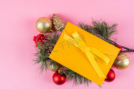 圣诞节松枝和金色信封