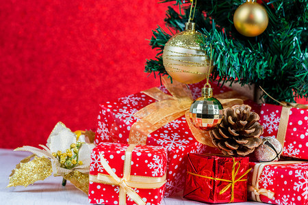 装饰礼物盒摄影照片_圣诞节装饰红色礼物盒圣诞树
