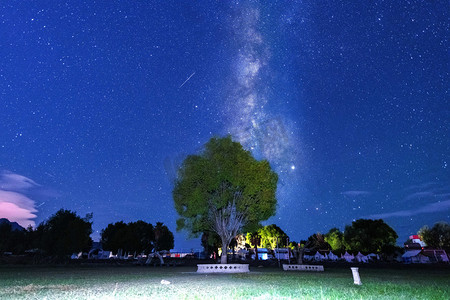星空展板摄影照片_丽江拉市海湿地公园银河