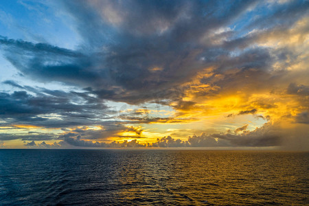 米黄色自然风景摄影照片_夕阳落日晚霞天空