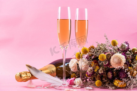 粉色背景上的香槟杯