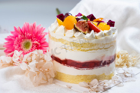 生日蛋糕蛋糕摄影照片_奶油生日蛋糕