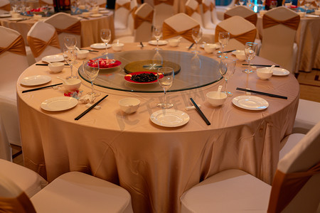 饭桌摄影照片_结婚酒席上的餐具摄影图