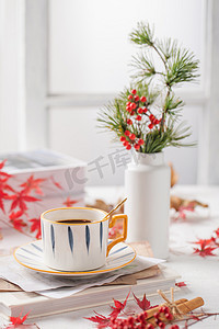 红杯摄影照片_文艺冬天室内桌面咖啡杯花瓶