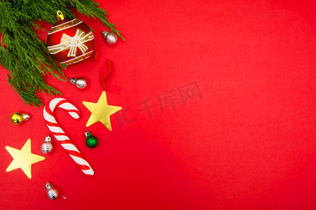 红色圣诞节彩球松树