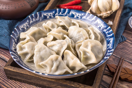 美食饺子餐具蒜辣椒