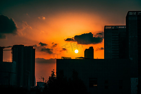 城市建筑上空夕阳日落风景