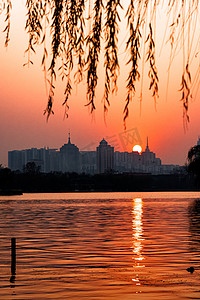 湖边夕阳西下日落风景图