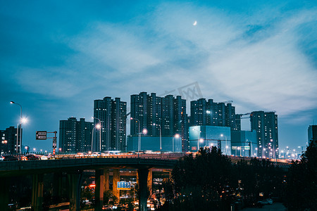 城市高楼高架桥夜景摄影图