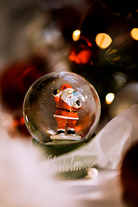 仿真水晶球摄影照片_放在桌上的圣诞老人水晶球