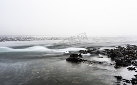 立冬中国风摄影照片_冬天河里流淌的水跟礁石