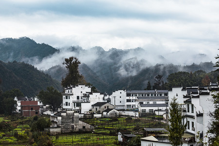 村庄云雾山峰风景图片