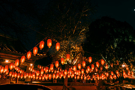 红色狂欢元宵节摄影照片_元旦跨年夜传统文化红灯笼夜景图