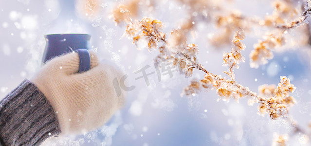 手捧热饮摄影照片_冬季热饮、雪景浅紫色唯美冬季温暖