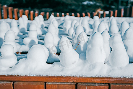 冬天地面立着的小雪人