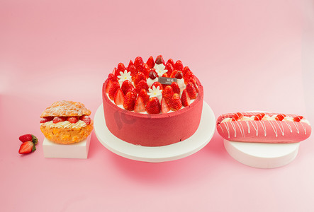 烘焙摄影照片_草莓蛋糕面包集合粉色甜品烘焙