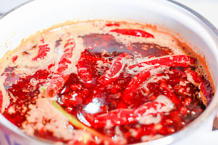 红汤辣油火锅冬天美食