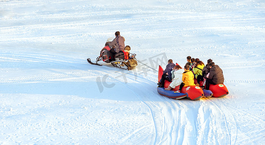 游乐园打气球摄影照片_内蒙古冰雪游乐素材
