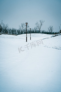 风景摄影照片_冬季雪地里的路灯风光