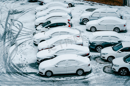 小寒汽车摄影照片_冬季户外覆盖在汽车上的雪