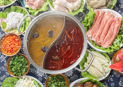 冬季吃热气腾腾的火锅美食