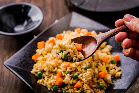 美食勺子上的炒饭