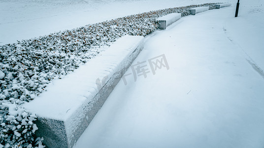 大寒节气摄影照片_大雪过后雪景中道路和石座风光