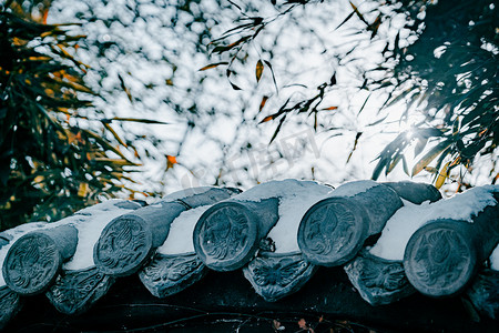 雪花啤酒节摄影照片_冬天院落墙头上堆积的雪