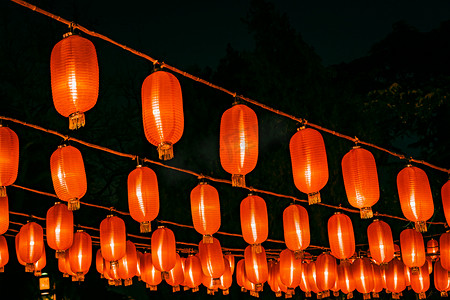 春节兔摄影照片_春节喜庆节日高高挂着的灯笼
