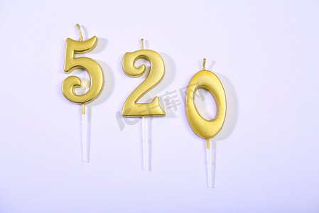 纯白背景上的情人节蜡烛数字