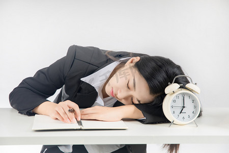 趴在桌上睡觉的女职员女教师