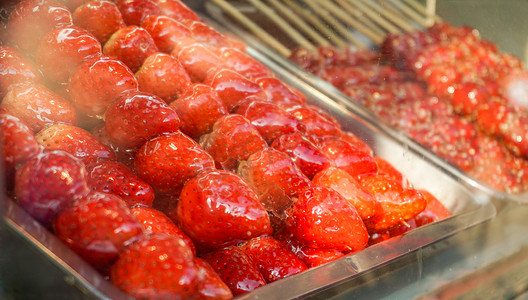 小串糖葫芦摄影照片_冬日美食草莓冰糖葫芦