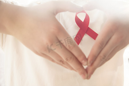 艾滋病人物佩戴红丝带比心实拍图