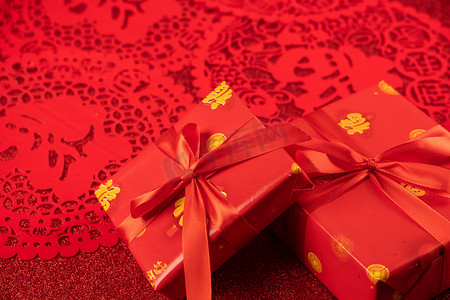 秧歌窗花摄影照片_新年礼物盒窗花
