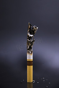 戒烟展板摄影照片_燃烧过后的香烟禁烟戒烟实拍图