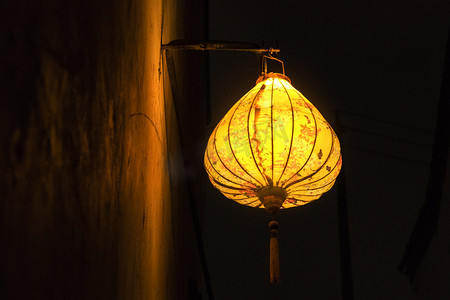 挂着灯笼的古寺摄影照片_元宵节花灯夜晚巷口里的亮色灯笼