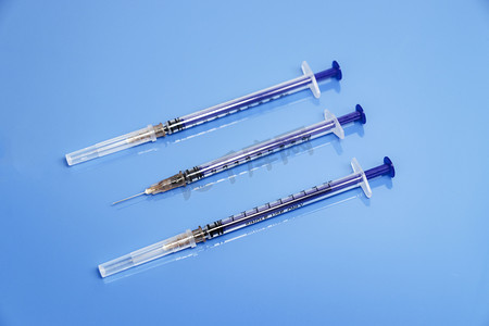 器药品针筒个人vip和企业vip免费下载蓝色背景前的手握针筒个人vip和