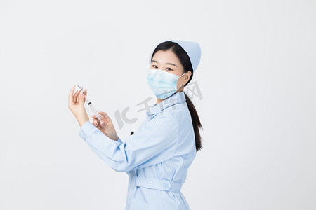 医生调剂疫苗成分玻璃药瓶与注射器简约疫情疫苗医生在用针管吸取疫苗