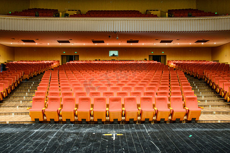 座位摄影照片_大剧院空无一人的观众座位