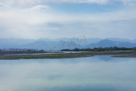 秋冬吊旗摄影照片_秋冬沙湖旅游风景