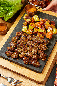 母情节吃西餐摄影照片_西餐牛排牛肉粒正面特写餐饮美食摄影图